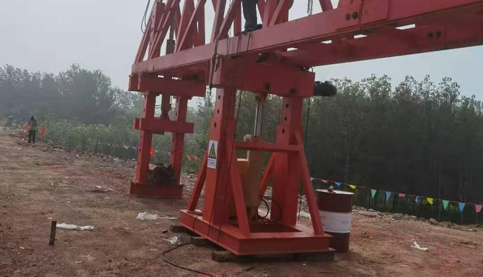 躍龍起重架橋機(jī)在南昌橫峰創(chuàng)業(yè)大道二期上跨滬昆及疏解線