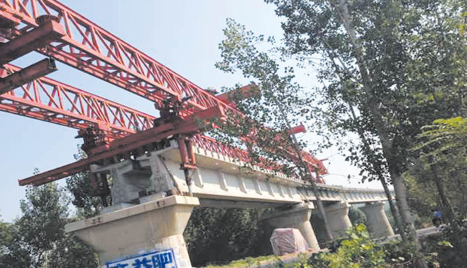 躍龍起重架橋機(jī)和龍門吊正在云南昆安高速施工中