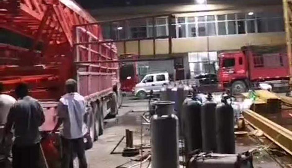 工人加班加點，老板坐等裝車